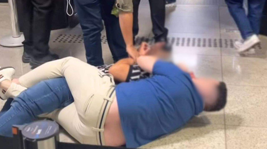 Homens brigam em fila de embarque em aeroporto - Reprodução/Redes sociais