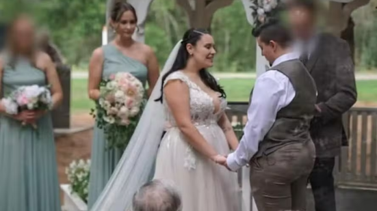 Mulheres se apaixonaram por madrinha de casamento e formaram um trisal - Reprodução/YouTube