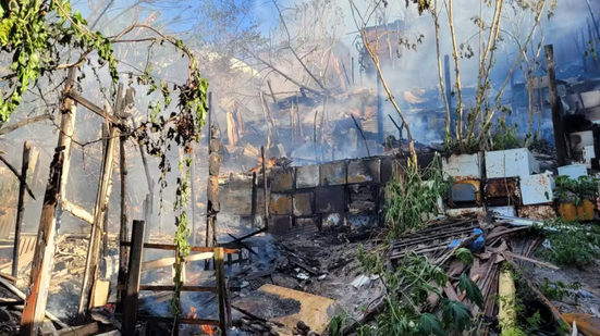 Incêndio atinge casa no Nordeste de Amaralina - Reprodução / Robert Santos/ Nordesteusou