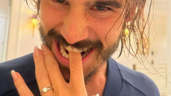 Sabrina Sato aparece usando anel ao lado de Nicolas Prattes - Instagram / @sabrinasato