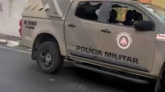 Imagem Homem com transtornos mentais destrói viatura da PM após surto psicótico na Bahia