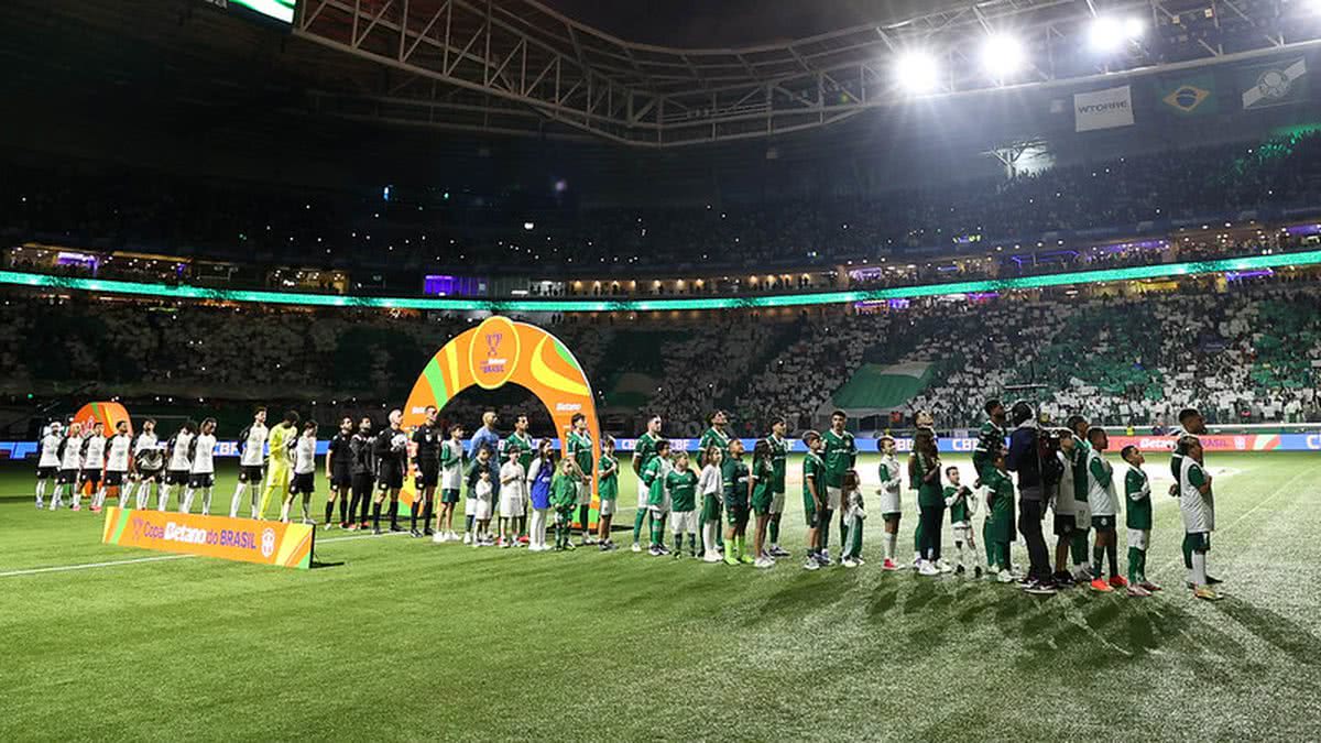 Corinthians aproveita expulsão e elimina Palmeiras da Copa do Brasil