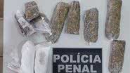 Imagem Mulher é flagrada tentando entrar em presídio de Salvador com drogas e comprimidos escondidos