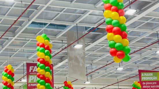 Homem despenca de teto da Ferreira Costa, em Salvador\u003B imagem impressiona