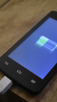 Mito ou verdade: é prejudicial usar o celular enquanto ele está carregando?