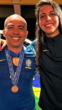 Após vender carro para acompanhar a filha na Copa, pai de zagueira é presenteado com um novo