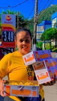 Ambulante viraliza na web por passar descontos em doces para clientes que sorriem