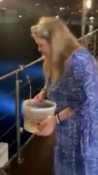 Mulher compra lagosta viva por mais de R$ 1 mil e a solta animal no mar