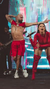 Bailarino de Lexa sofre ‘punição’ após boatos de affair com a cantora; entenda