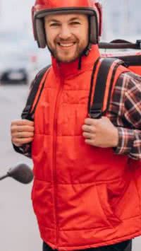Motoboys usam criatividade para ganhar renda extra no Brasil; descubra os formatos
