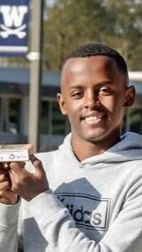 Adolescente cria sabonete que trata câncer de pele
