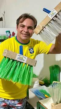 Gari supera alcoolismo criando fábrica de vassouras de garrafa PET