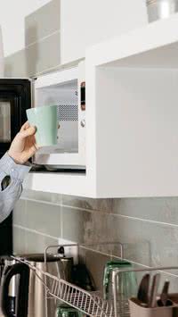 Entenda como funciona o microondas e por que não se deve colocar aluminio nele