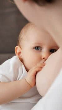 Bebês de mães intolerantes à lactose podem ter intolerância ao leite materno?