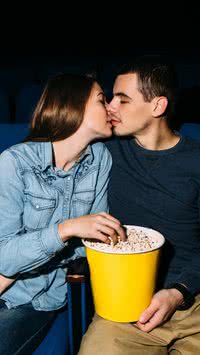 "Quinta do namoro", beijo em troca de desconto, promoção de cinema para casais