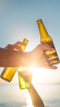 Essas 5 músicas são as mais populares para beber; veja quais