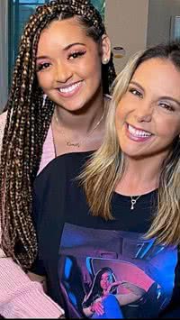No Dia do Orgulho, filha de Xanddy e Carla Perez, Camilly Victória deixa vazar foto com namorada
