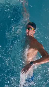Você sabia que os atletas de natação fazem xixi na piscina?