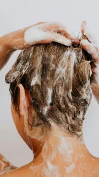 Anvisa proíbe venda de shampoo de marca famosa; veja lista de cosméticos proibidos
