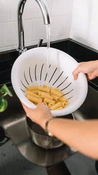Entenda por que você não deve desperdiçar a água de cozimento do macarrão
