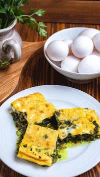 Aprenda em 5 minutos a fazer essa receita de omelete de espinafre sem farinha