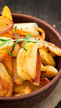 Veja como deixar batatas assadas crocantes e soltinhas em 4 passos fáceis