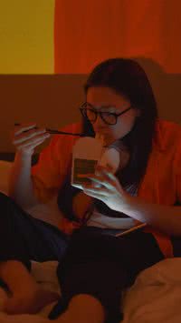 Comer à noite engorda - mito ou verdade? Descubra!