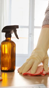 Aprenda o truque com vinagre que está conquistando quem quer manter o pátio e a varanda impecáveis