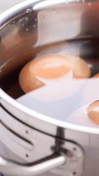 Descubra o tempo certo para cozinhar ovos de maneira simples