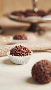 Saiba qual o ponto certo do brigadeiro para enrolar e fazer calda