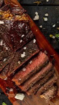 Veja o passo que faz toda a diferença para deixar o bife grelhado com sabor e suculência de churrasco