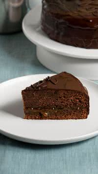 Aprenda o passo a passo do bolo de chocolate que surpreende com textura crocante e massa úmida