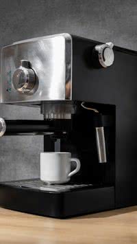 Aprenda por que o interior da sua cafeteira pode estar cheio de larvas e sujeira