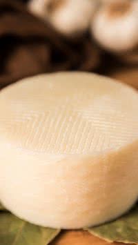 Descubra o truque da especialista para manter o queijo fresco e saboroso por muito mais tempo