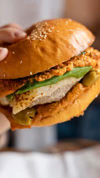 Veja a receita do sanduíche de frango caseiro que deixa o McChicken no chinelo