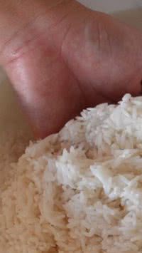 Costuma lavar arroz? Saiba se é necessário ou não