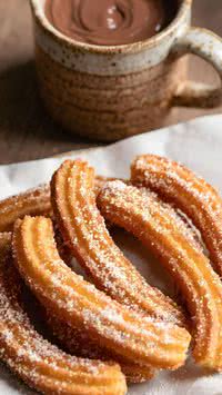 Aprenda como preparar churros caseiros crocantes e douradinhos, com aquele sabor de infância que derrete no açúcar e canela