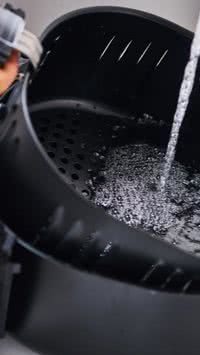 Não sabe limpar air fryer? Aprenda de uma vez por todas