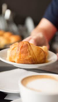 Aprenda o que colocar no lugar do pão de manhã e por que essas trocas podem fazer bem pra sua saúde