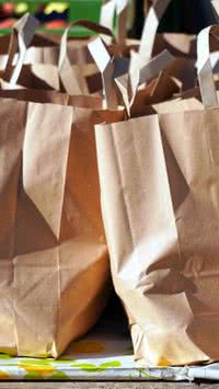 Preciosidade em casa! Saiba como aproveitar as sacolas de papel em casa
