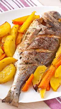 Aprenda segredo para temperar um peixe assado