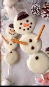Aprenda a fazer "bonecos de neve" de Oreo para o Natal