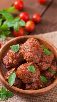 Aprenda o segredo de uma avó cozinheira para fazer almôndegas irresistíveis com molho de tomate