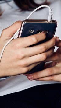 CCJ da Câmara aprova projeto que restringe uso de celulares nas escolas; saiba detalhes