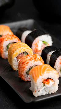 Veja como um simples truque com água fervente deixa o peixe brilhante e perfeito como no Japão