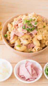 Confira a receita de salada de macarrão com ervilha e presunto