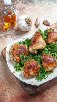 Veja como temperar e assar sobrecoxas de frango