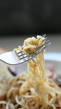Descubra como os chefs preparam o autêntico macarrão alho e óleo que deixam o sabor magnífico