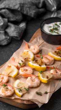 Receita de espetinho de camarão com salsa