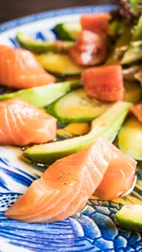 Salmão grelhado com abacate e manga: receita deliciosa e saudável